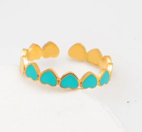 Bague dorée avec coeurs blancs