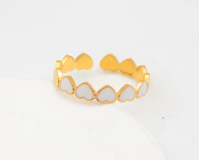 Bague dorée avec coeurs blancs