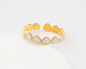 Bague dorée avec coeurs blancs