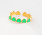 Bague dorée avec coeurs blancs