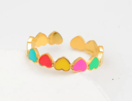 Bague dorée avec coeurs blancs