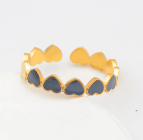 Bague dorée avec coeurs blancs