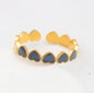 Bague dorée avec coeurs blancs