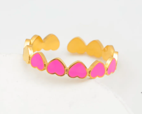 Bague dorée avec coeurs blancs