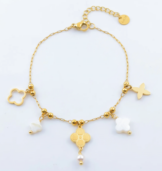 Bracelet doré avec breloques dorées et blanches