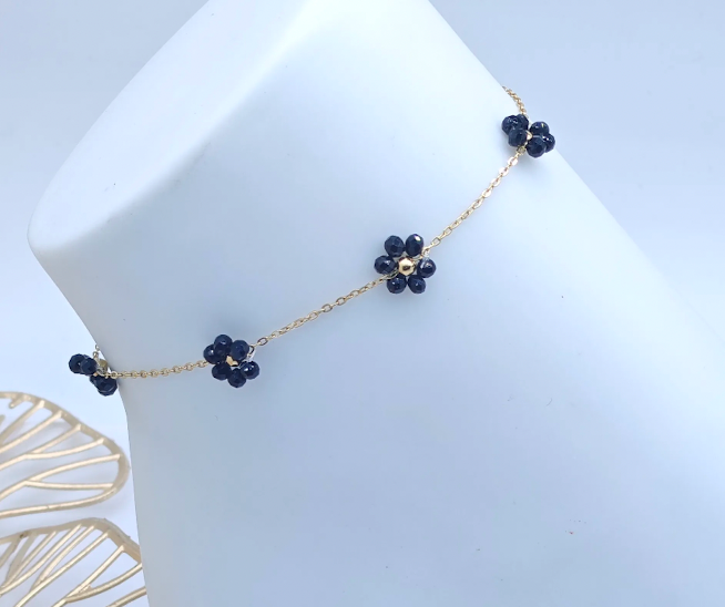 Chaîne de cheville dorée avec fleurs